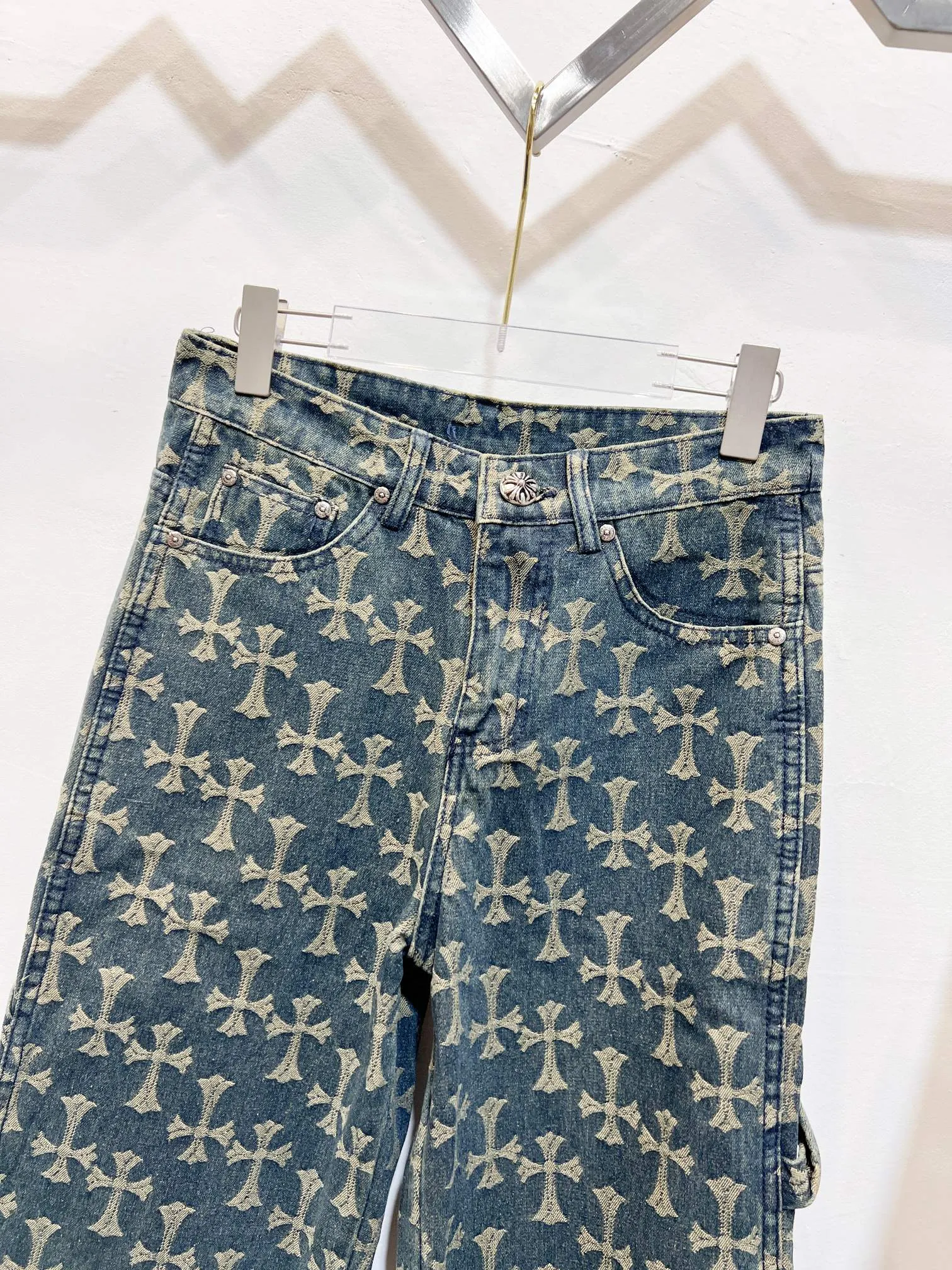 P230 Style No.: (r070) Chrome Hearts double-sided full logo jacquard dark pattern heavy-duty full-print cross jeans. The same style as the Internet celebrity star. Cross-printed denim jacket. The unique cross design element and all-over printing are full of design. It is made of 100% denim cotton fabric with heavy coarse yarn count, which ensures a stiff and tough silhouette while being soft, comfortable and breathable. The lapel is designed with silver buttons and is full of texture. The classic white cross logo is all over the dress, making it a perfect versatile style for spring and summer! Customized jacquard fabric, you can wear it in various styles. This gender-neutral shirt is a must-have for nightclubs. It can be worn as a jacket for both men and women. It can be easily worn by both men and women! The original loose version is made of high-quality pure cotton fabrics. The fabric pattern is high-definition and delicate without burrs. It is comfortable and breathable to wear. All the buttons are molded and customized. It is casual and fashionable and can be matched with any bottoms. It can be windproof and sunproof in spring and summer. It can be worn outside in autumn and winter! Easily concave shape makes you look slimmer and taller, perfect for both men and women! Customized main label, accessories, fully washable, whole body wiring, quality control, no heads!  Luxurious dark high street, Hollywood's luxury brand, 22SS's latest couple's leather cross short-sleeved T-shirts, all reflect their own unique style! Made of thick black cotton, goatskin appliqués, hand-sewn custom metal hardware, and silicone varnish printing, multiple materials collide to create a unique texture. It also incorporates ChromeHearts medieval-style Sanskrit fonts and classic horseshoes, creating a unique and charming dark texture under the graceful arcs and all-black shadows, full of artistic sense!